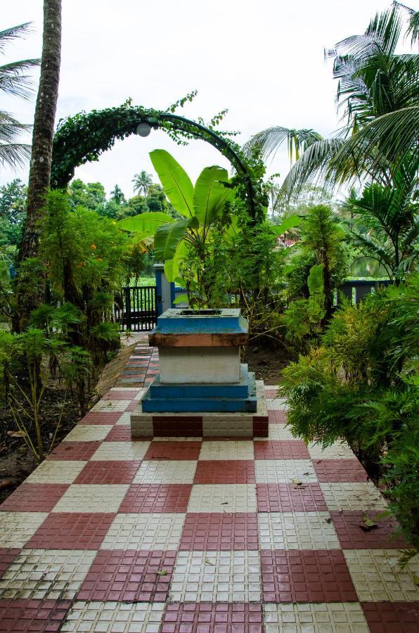Muralee'S Riverside Villa In Kochi Exterior photo