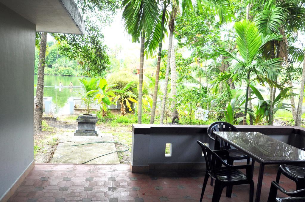 Muralee'S Riverside Villa In Kochi Room photo